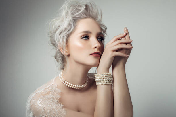 CoffeeAndMilk Umělecká fotografie Beautiful woman wearing pearls necklace, CoffeeAndMilk, (40 x 26.7 cm)