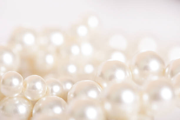 triocean Umělecká fotografie Pile of pearls on the white background, triocean, (40 x 26.7 cm)