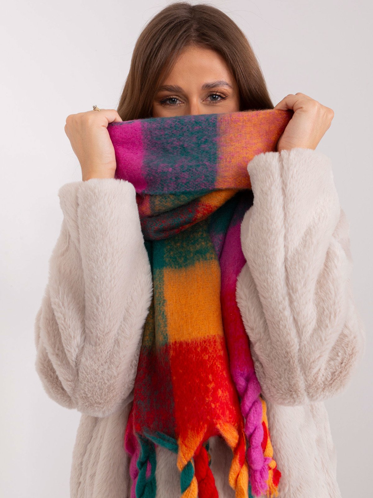 Zelený a červený široký šátek s třásněmi