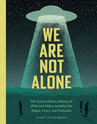 We Are Not Alone: The Extraordinary History of UFOs and Aliens Invading Our Hopes, Fears, and Fantasies (Hartzman Marc)(Pevná vazba)