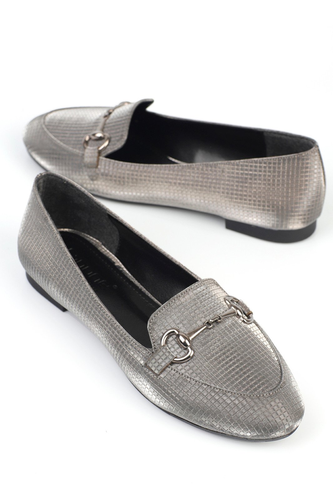 Capone Outfitters Women's Pointed Toe Silvery Buckle Flats