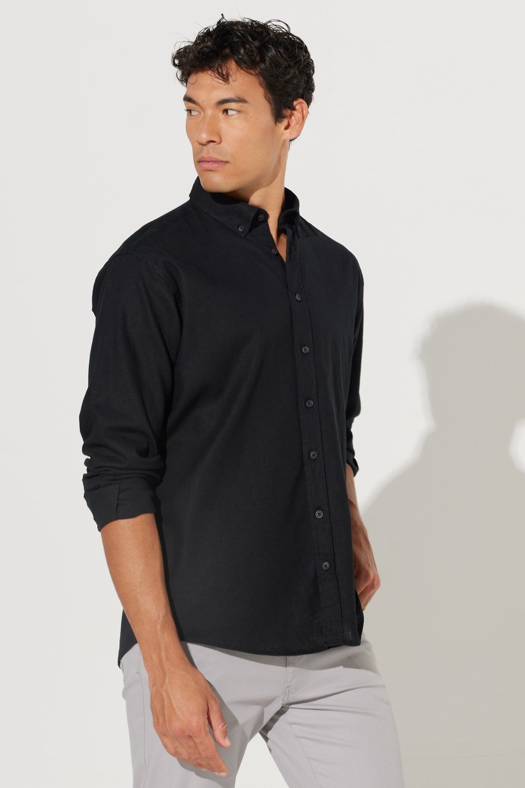 ALTINYILDIZ CLASSICS Men's Black Comfort Fit Comfy Cut Buttoned Collar Linen Shirt.