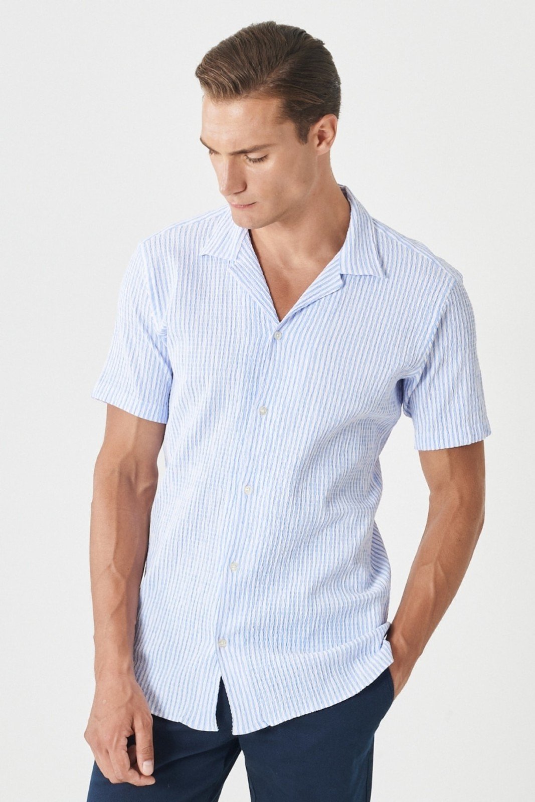 AC&Co / Altınyıldız Classics Men's White-Light Blue Comfort Fit Relaxed Cut Mono Collar Seersucker Striped Shirt