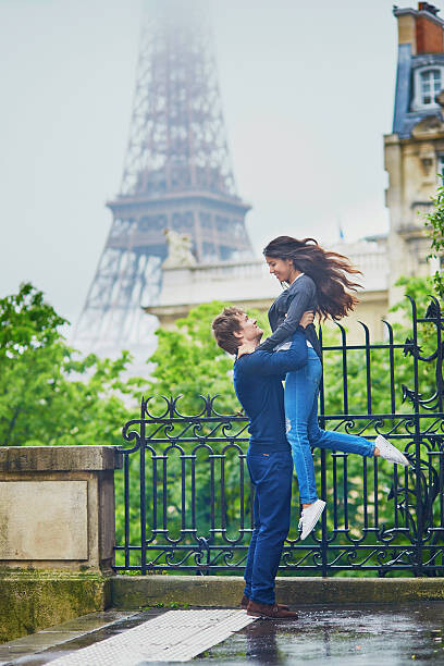 encrier Umělecká fotografie Happy young couple in front of the Eiffel tower, encrier, (26.7 x 40 cm)