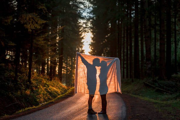 Westend61 Umělecká fotografie Silhouette of couple holding blanket kissing, Westend61, (40 x 26.7 cm)