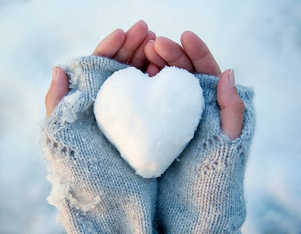 Kathrin Ziegler Umělecká fotografie Woman holding heart-shaped snowball, close-up of, Kathrin Ziegler, (40 x 30 cm)