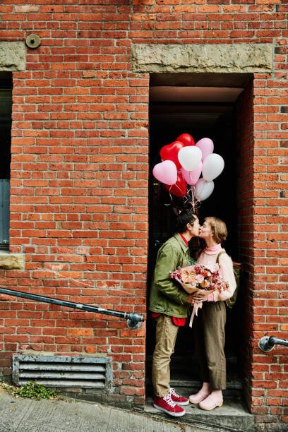 Thomas Barwick Umělecká fotografie Couple kissing in doorway while on, Thomas Barwick, (26.7 x 40 cm)