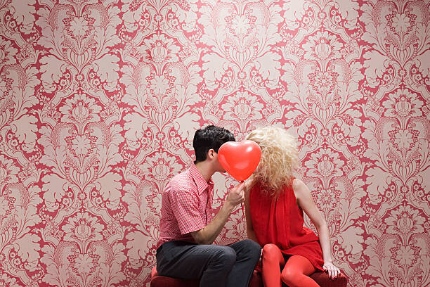 Image Source Umělecká fotografie Couple behind heart shaped balloon, Image Source, (40 x 26.7 cm)