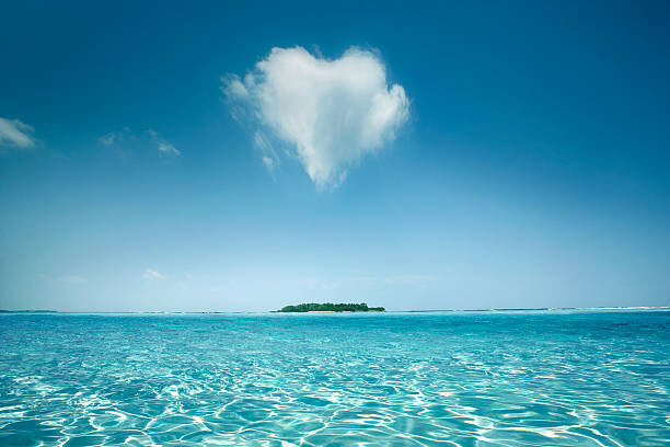 Tom Merton Umělecká fotografie Heart shaped cloud over tropical waters, Tom Merton, (40 x 26.7 cm)