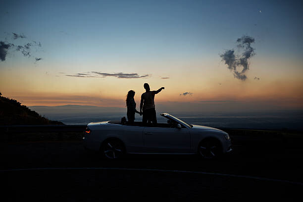 Klaus Vedfelt Umělecká fotografie Couple holding hands and looking at sunset, Klaus Vedfelt, (40 x 26.7 cm)