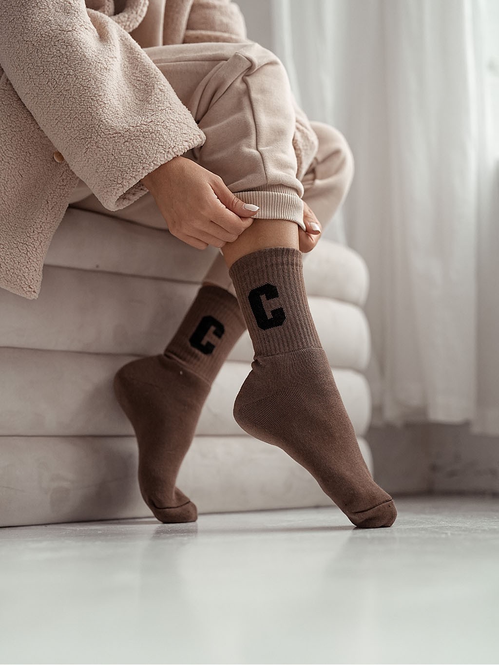 Froté ponožky písmeno C hnědé