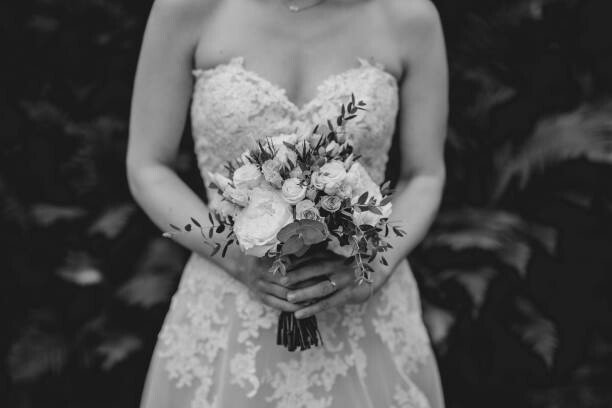 Dennis Diatel Photography Umělecká fotografie Bride holding flowers, Dennis Diatel Photography, (40 x 26.7 cm)