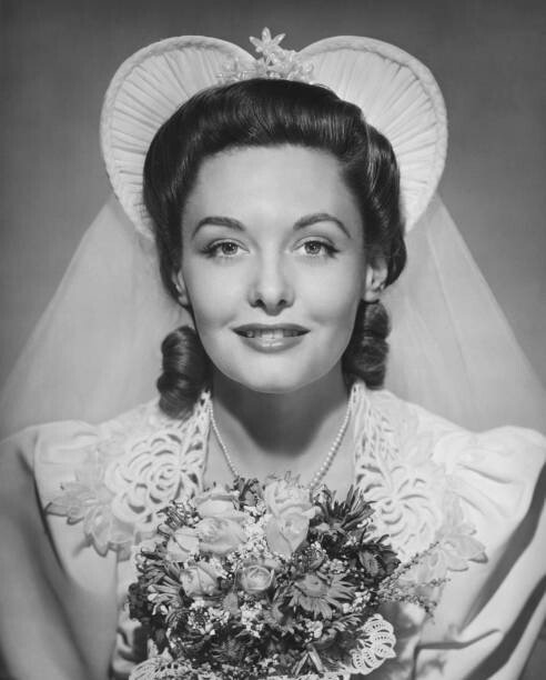 George Marks Umělecká fotografie Bride holding bouquet, posing in studio,, George Marks, (30 x 40 cm)