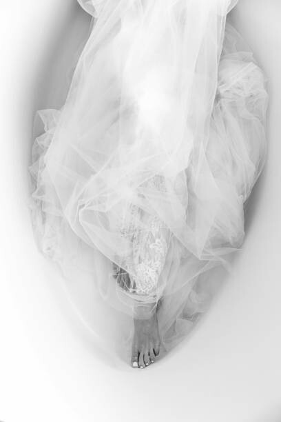 Victor Dyomin Umělecká fotografie Melting female body in white dress in the bath, Victor Dyomin, (26.7 x 40 cm)