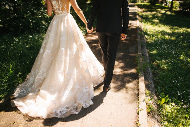 JovanaT Umělecká fotografie Bride and groom walking on pavements, JovanaT, (40 x 26.7 cm)