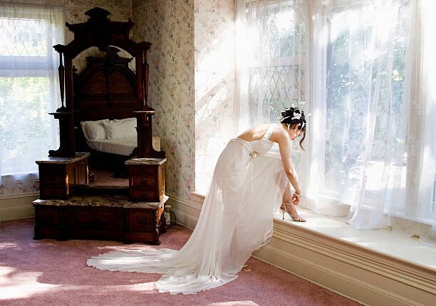 Natalie Fobes Umělecká fotografie Bride Getting Ready in Hotel Room, Natalie Fobes, (40 x 26.7 cm)