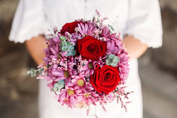 Os Tartarouchos Umělecká fotografie Red roses and pink flowers in a bridal bouquet, Os Tartarouchos, (40 x 26.7 cm)