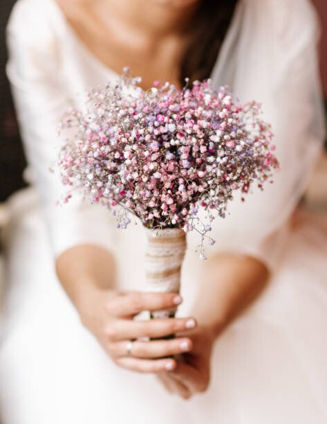 María Juárez Umělecká fotografie Woman holding her bridal bouquet made, María Juárez, (30 x 40 cm)