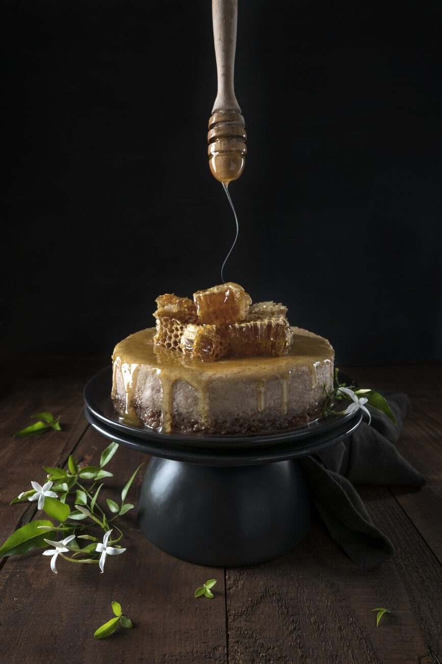 Diana Popescu Umělecká fotografie Baklava cheesecake and honey comb, Diana Popescu, (26.7 x 40 cm)