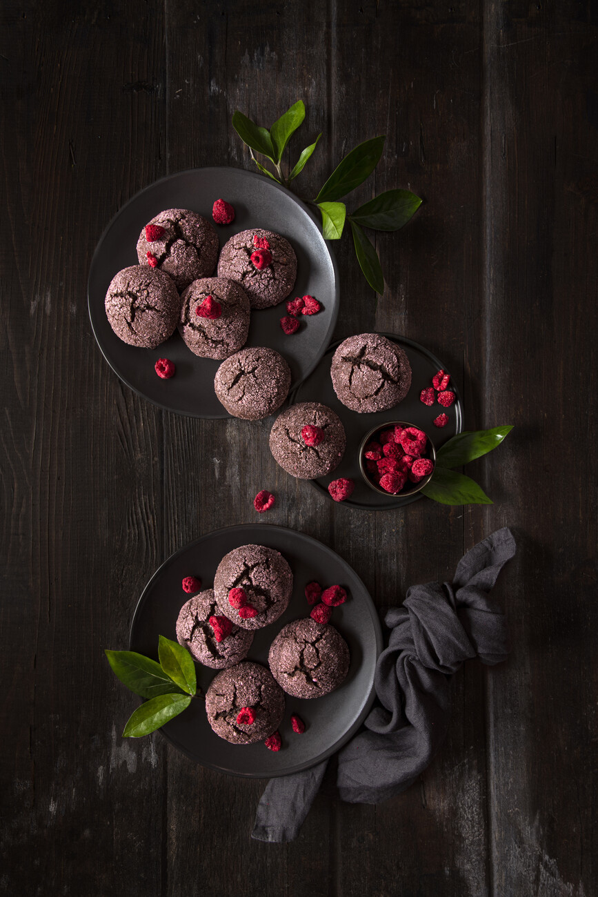 Diana Popescu Umělecká fotografie Raspberry chocolate crinkle cookies, Diana Popescu, (26.7 x 40 cm)