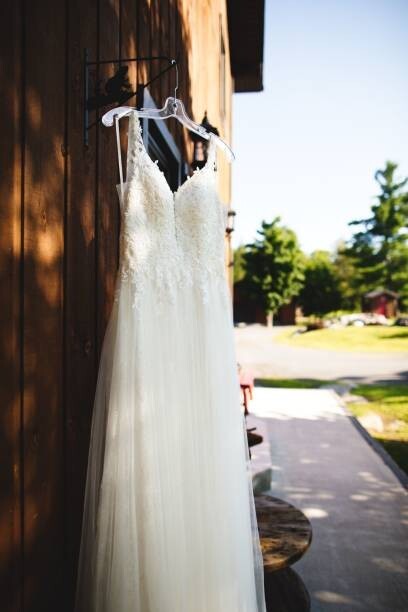 Wirestock Umělecká fotografie Beautiful white wedding dress hanging elegantly, Wirestock, (26.7 x 40 cm)