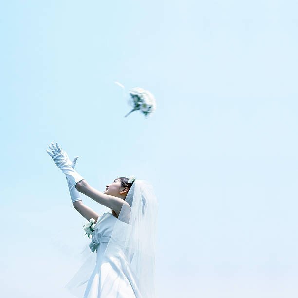 BLOOM image Umělecká fotografie Woman Throwing A Bouquet, BLOOM image, (40 x 40 cm)