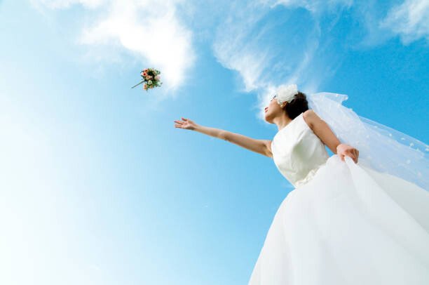 a-clip Umělecká fotografie Bride Throwing Bouquet, a-clip, (40 x 26.7 cm)