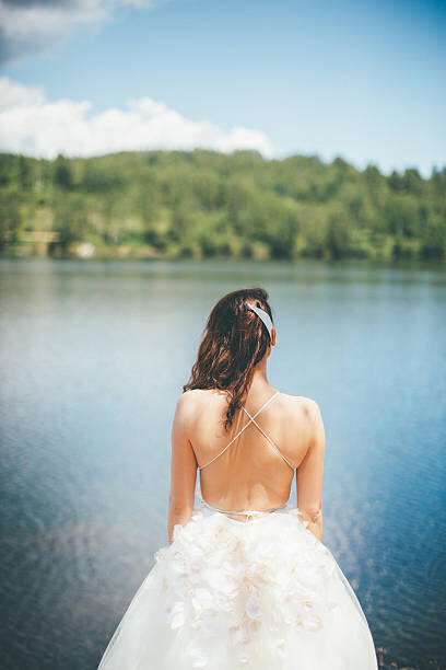Pekic Umělecká fotografie Sexy back of beautiful bride by the lake, Pekic, (26.7 x 40 cm)