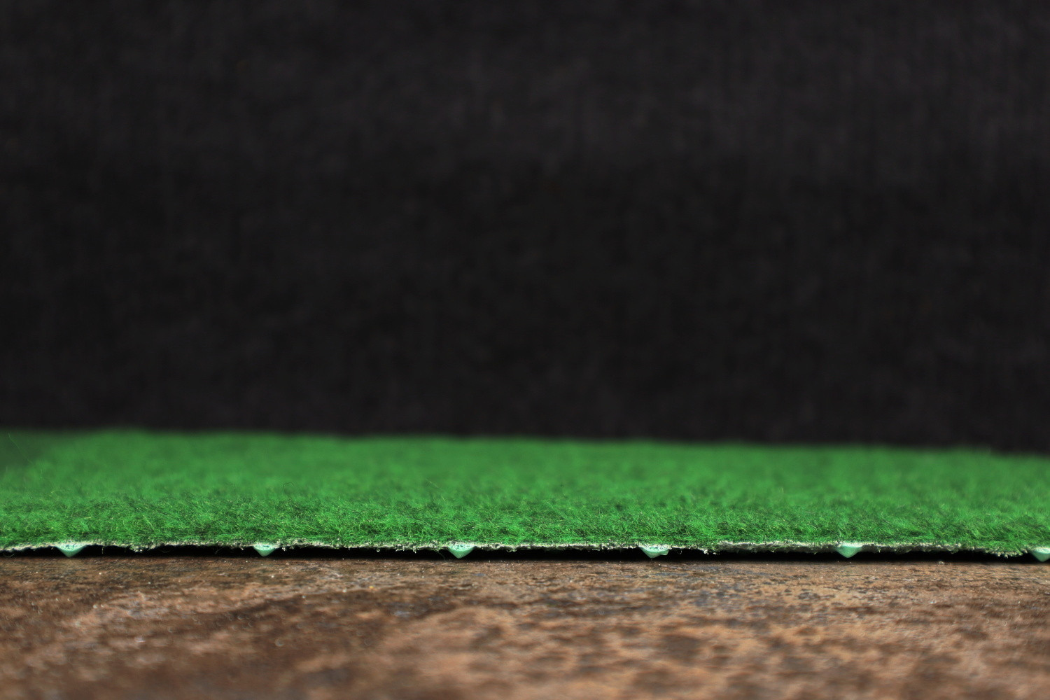 Umělá tráva Wembley zelená - neúčtujeme odřezky z role! - Spodní část s nopy (na pevné podklady) cm Aladin Holland carpets