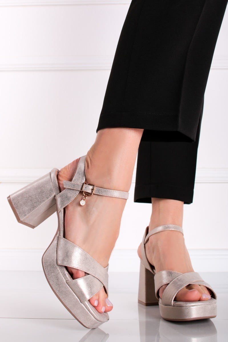 Zlaté sandály na hrubém podpatku 142356