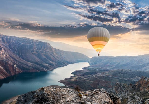 guvendemir Umělecká fotografie Hot air balloons flying over the, guvendemir, (40 x 26.7 cm)