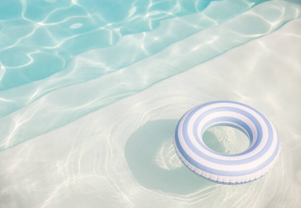 mrs Umělecká fotografie Inflatable  ring in a swimming pool, mrs, (40 x 26.7 cm)