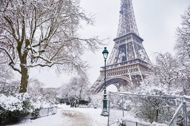 encrier Umělecká fotografie Scenic view of Eiffel tower on snowy day, encrier, (40 x 26.7 cm)