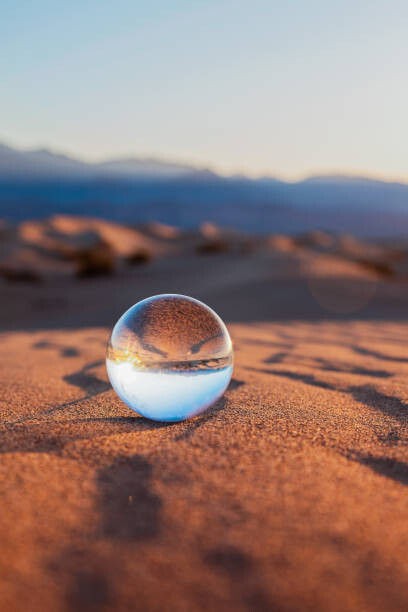 Lena Wagner Umělecká fotografie Glass Sphere on Desert Sand, Lena Wagner, (26.7 x 40 cm)