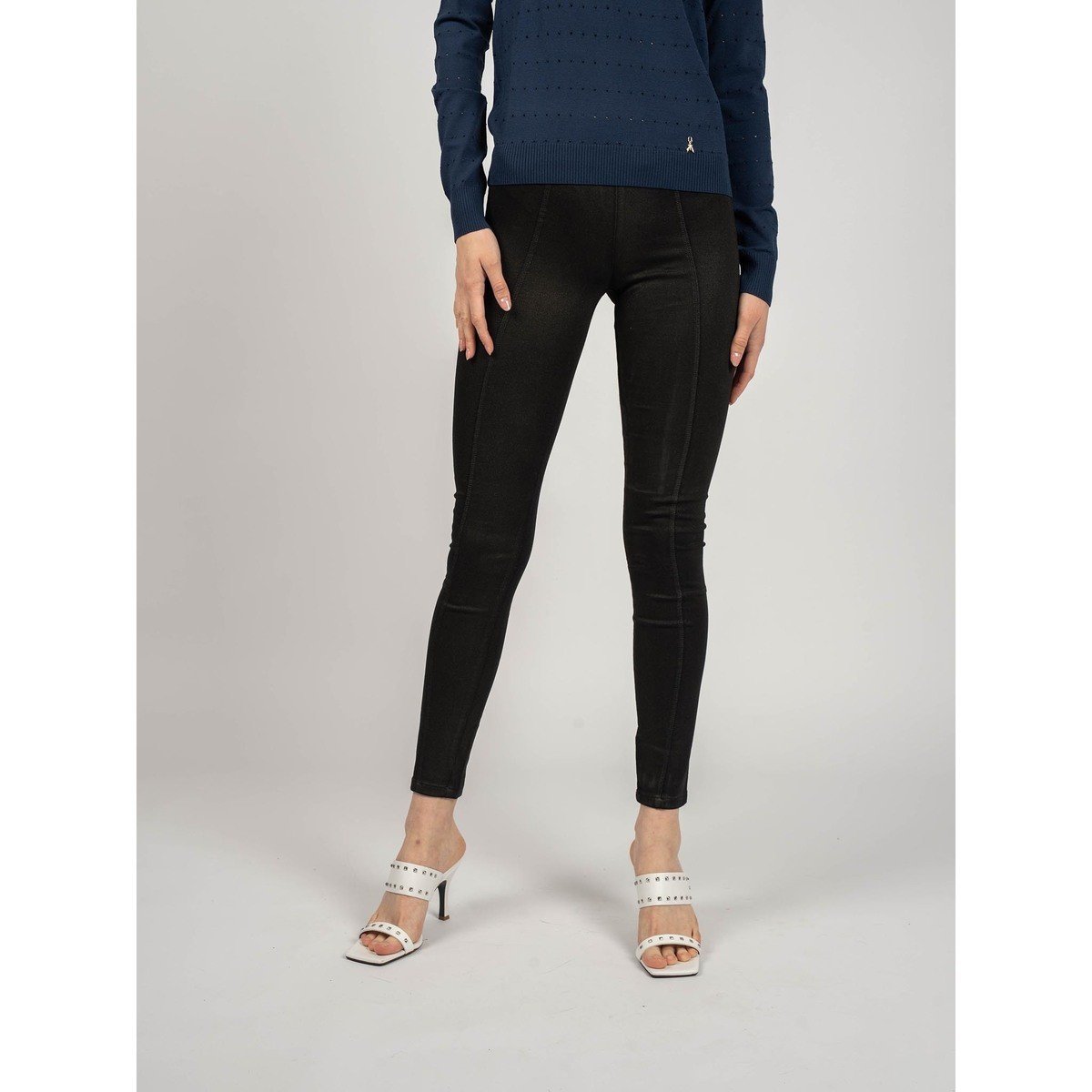 Guess  WW54AA3-D1ZYO-OILT-N  Černá