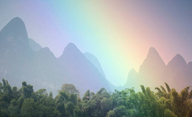 Grant Faint Umělecká fotografie View of rainbow by mountains., Grant Faint, (40 x 24.6 cm)