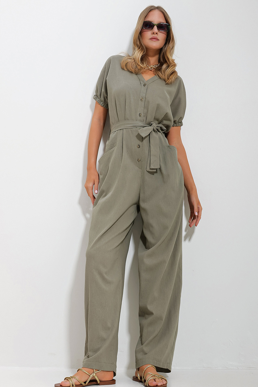 Trend Alaçatı Stili Women's Khaki Front Buttoned Double Pocket Mikanos Linen Jumpsuit