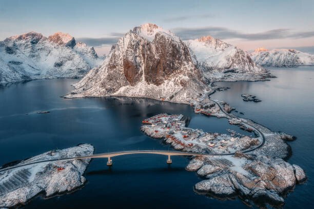 SEN LI Umělecká fotografie Aerial view of Reine in winter,, SEN LI, (40 x 26.7 cm)