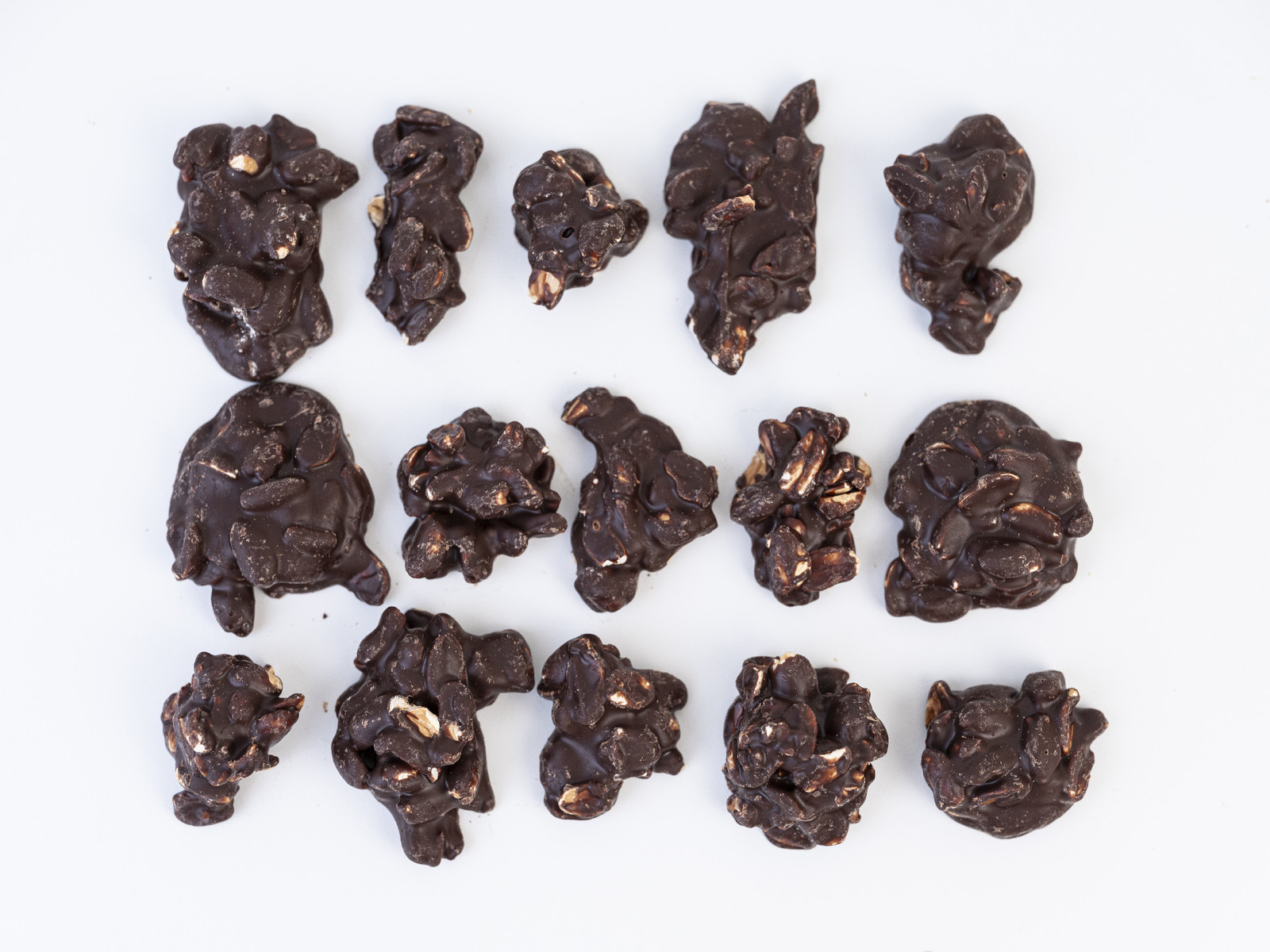 Veselá Veverka Arašídové hrudky v hořké čokoládě 1 kg