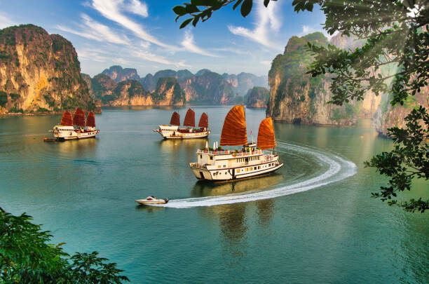 Copyright by 8Creative.vn Umělecká fotografie Magnificent beauty of Ha Long Bay, Copyright by 8Creative.vn, (40 x 26.7 cm)