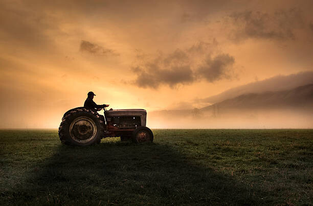 Bill Hinton Photography Umělecká fotografie Farmer riding tractor, Bill Hinton Photography, (40 x 26.7 cm)