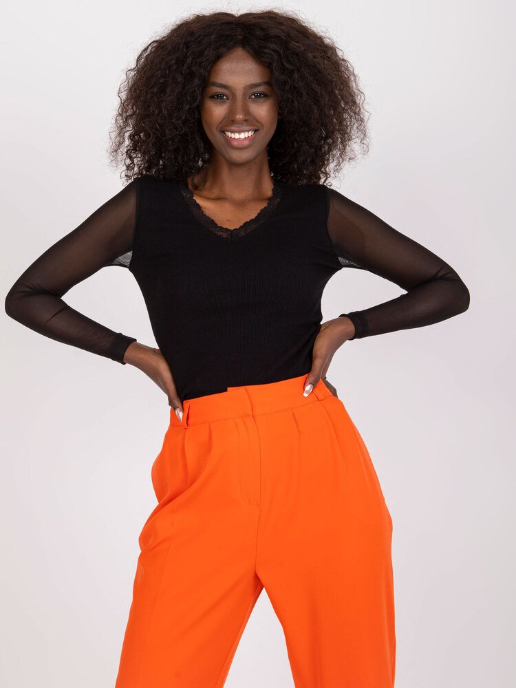 Fashionhunters Černá žebrovaná halenka s krajkou a výstřihem do V RUE PARIS Velikost: S