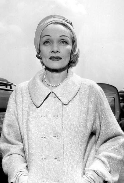 BRIDGEMAN IMAGES Umělecká fotografie Marlene Dietrich at Paris Airport Before Going To Montecarlo For Film The Monte Carlo Story 1956, (26.7 x 40 cm)