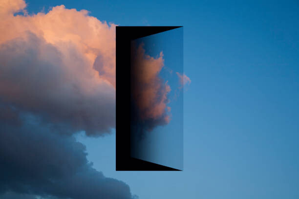 Maciej Toporowicz, NYC Ilustrace View of the sky with a doorway in it., Maciej Toporowicz, NYC, (40 x 26.7 cm)