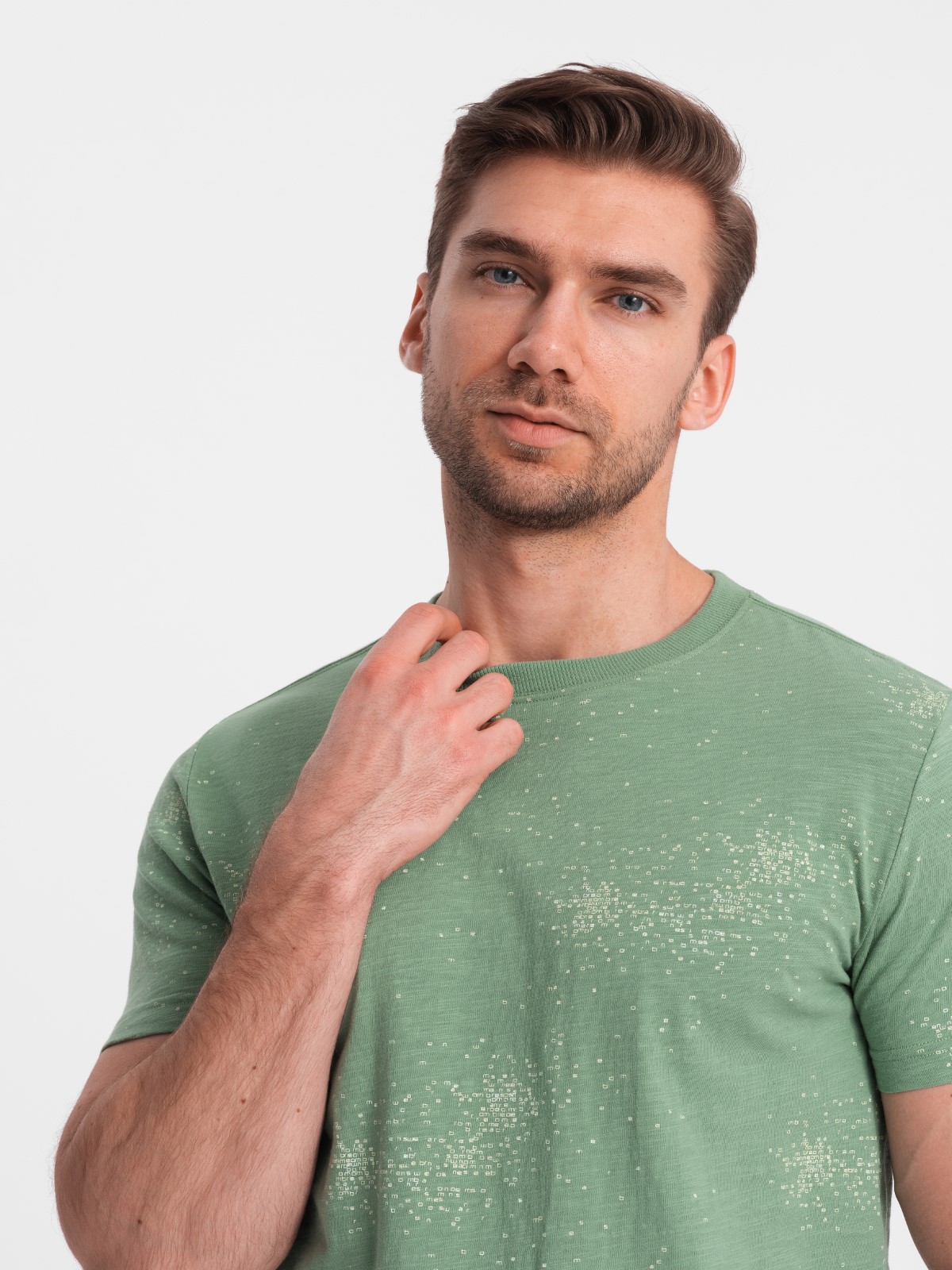 Pánské tričko s celoplošným potiskem a rozsypanými písmeny - zelené V5 OM-TSFP-0179