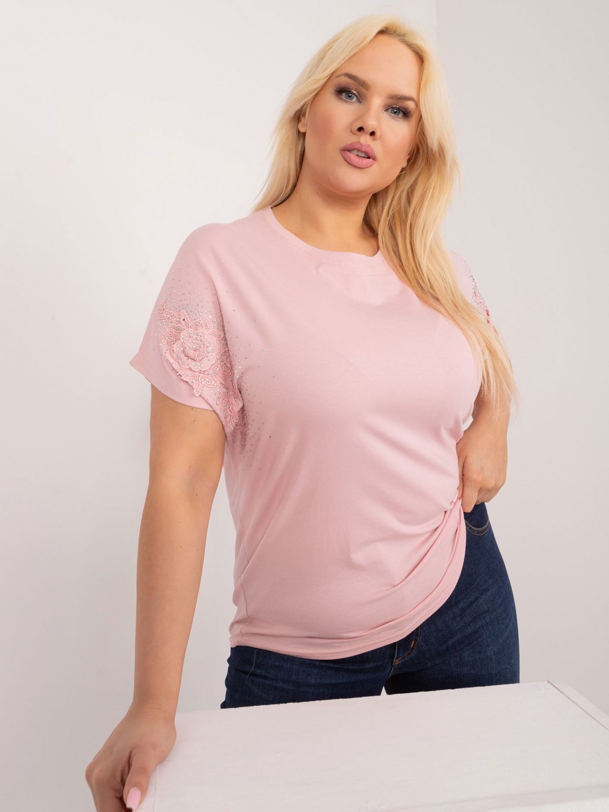 Světle růžová halenka plus size s květinovou aplikací