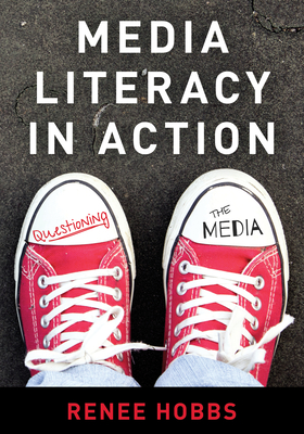Media Literacy in Action: Questioning the Media (Hobbs Renee)(Paperback)