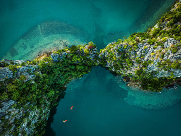 Nikada Umělecká fotografie Drone view on rocks and canoes, Nikada, (40 x 30 cm)