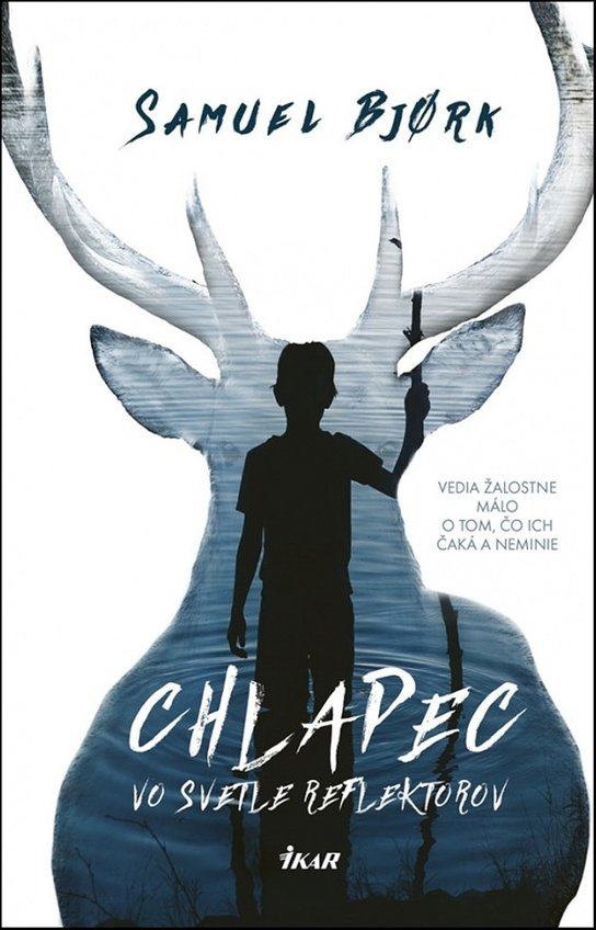 Chlapec vo svetle reflektorov