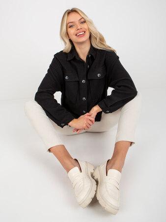 Fashionhunters Černé dámské triko s kapsami Velikost: S.